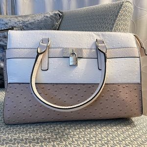 🚀 MASTER SALE Guess - 90s Handbag!